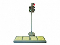 Электрифицированная модель транспортного и пешеходного светофоров на стойке и основании с "Виртуальным учителем" и с панелью образцами тактильной тротуарной плитки для слепых и слабовидящих пешеходов - «globural.ru» - Клин